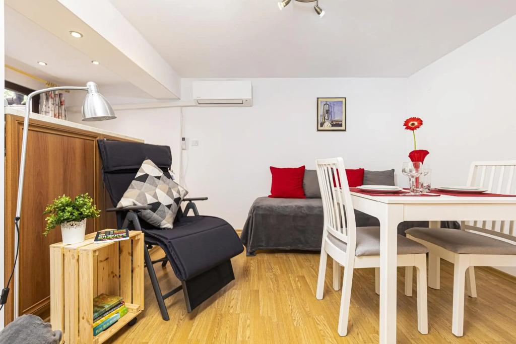 Peaceful Riverside Studio with Garage & private Patio Garden Center