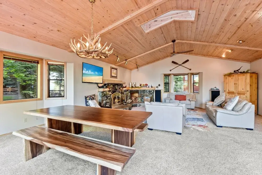 Lakeview Pine Haven: Hot Tub, Near Skiing & Beach 5 Bedroom Home