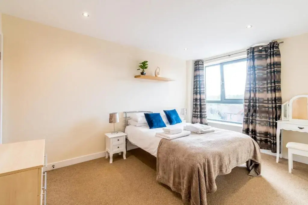 Spacious City 2 Bed, 2 Bath, FREE PARKING & WiFi