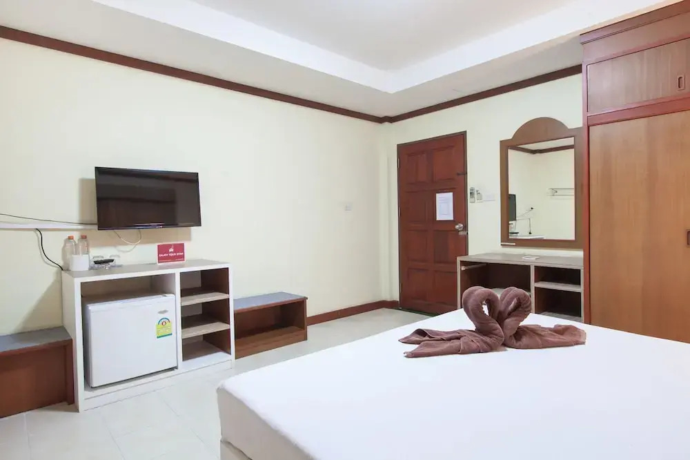 ZEN Rooms Rat-U-Thid 200 Phi Road