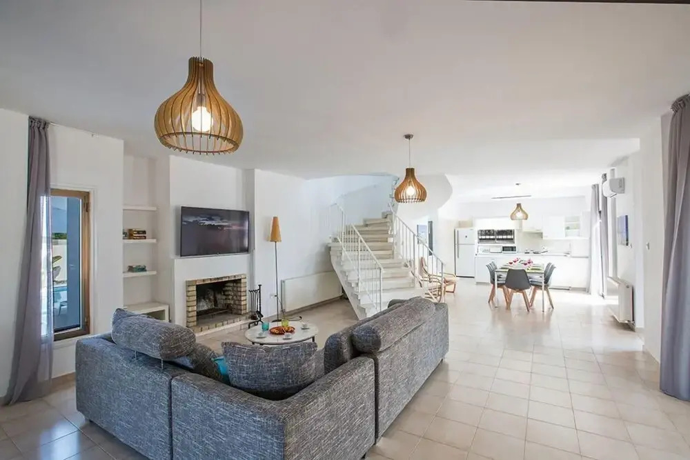 Villa Rosie AQ Anm03