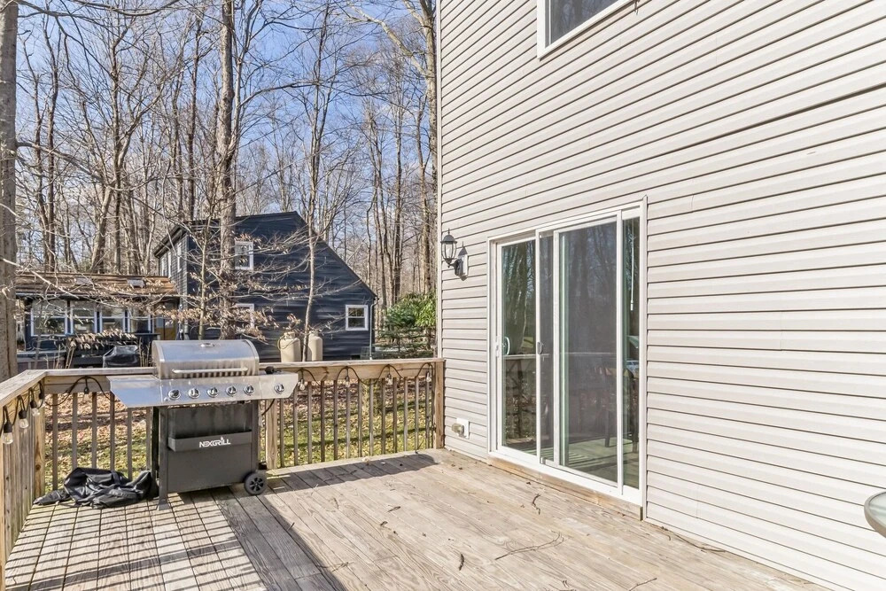 Pocono Retreat: Lake, Firepit, Bbq, Gameroom, Ski 4 Bedroom Home by RedAwning
