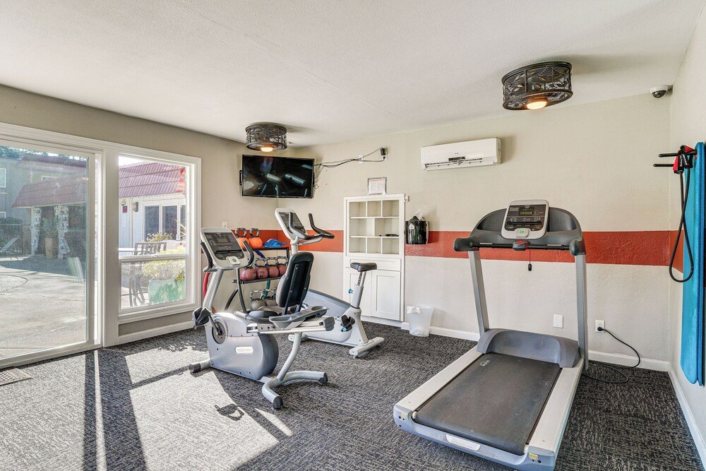 1 Block to Dtwn Pleasanton: Condo w/ Pool Access