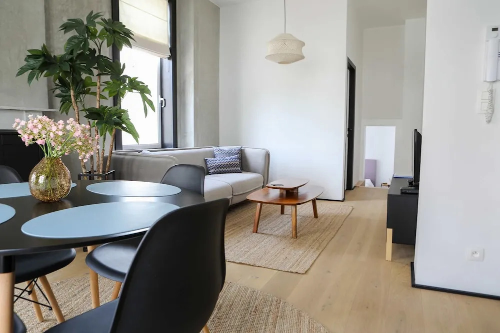Kamiel -belle Epoque Apartment With Modern Comfort