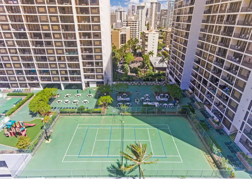 Waikiki Banyan - Pool Deck Level Tower 1 Suite 610