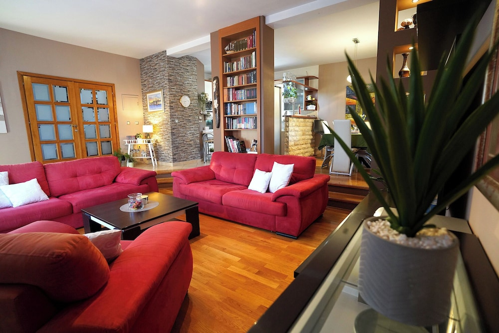 House Tago
