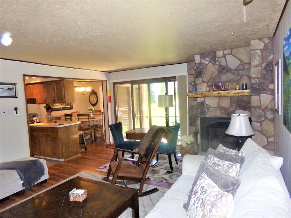 Lake Cliffe 1 Bed 1 Bath Views