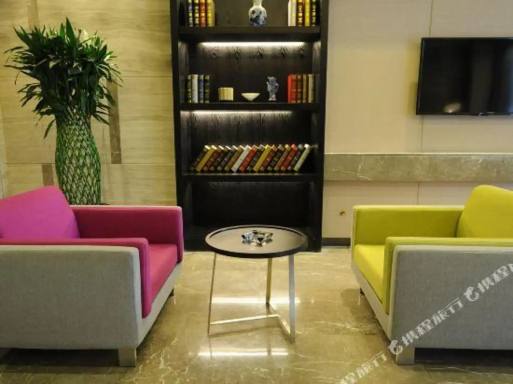 Green Sunshine Holiday Fashion Hotel