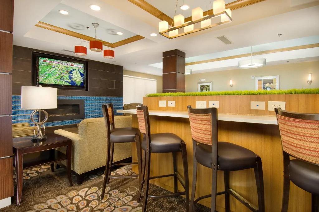 Holiday Inn Express & Suites Alexandria - Fort Belvoir by IHG