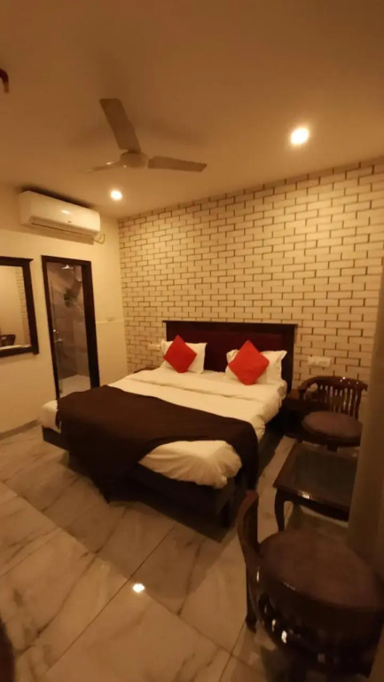 OYO Rooms Sector 22 Mobile Market