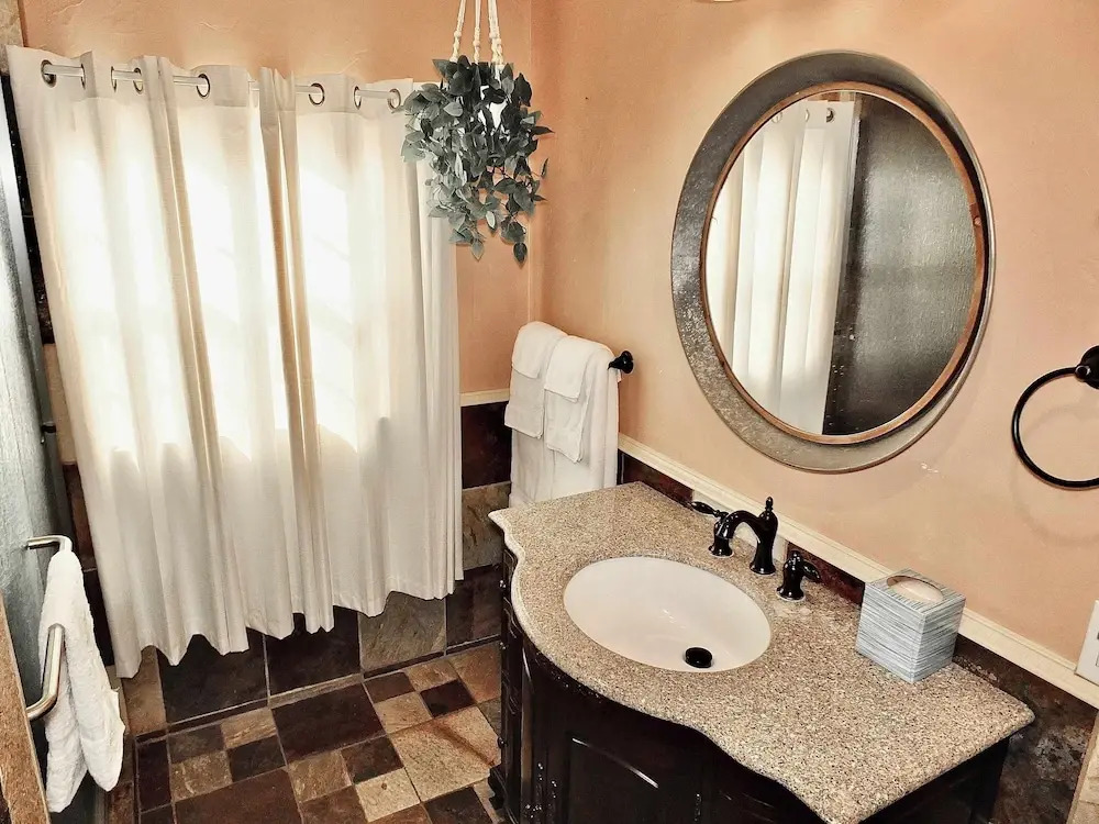 Eastside Garden Hideaway  For 4, Perfect Location for World Cup Attendees!