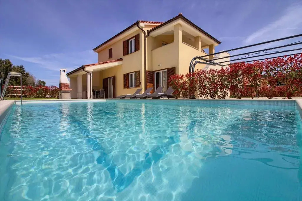 Complex of two villas Aurora-Marisol with 2 pools only 200m from the beach for up to 20 persons - WiiBuk