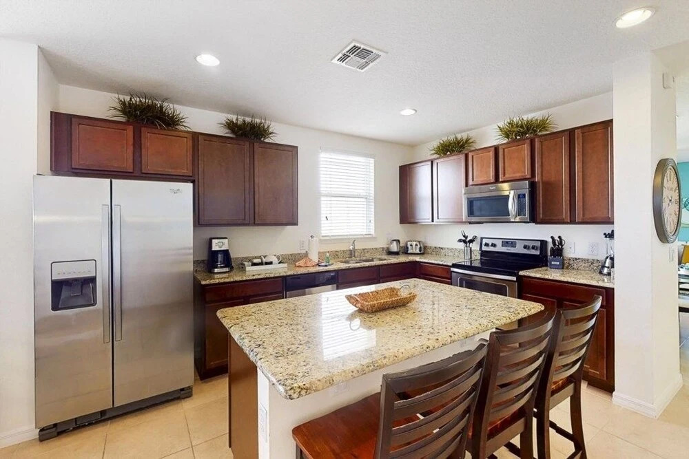 Just Reduced Beautiful 5 Bed Pool & Lots Of Space 5 Bedroom Home by Redawning