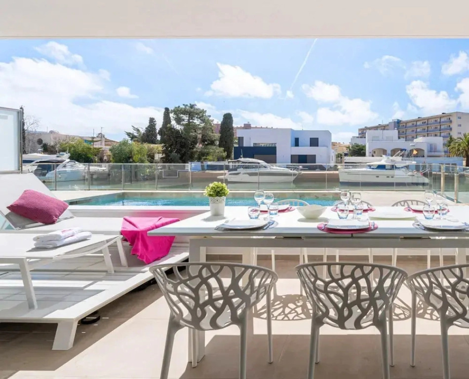 Apartment in Roses Near the Beach & Pool