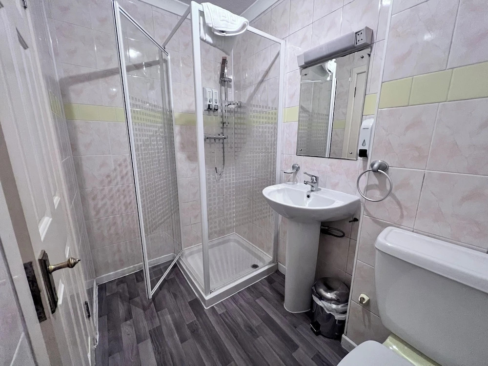 All Seasons Gatwick Guest House & Parking