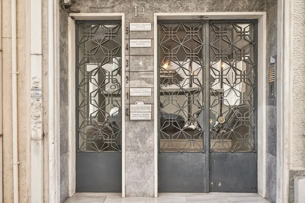 Marvelous n Bright Apartment next to Megaro Mousikis