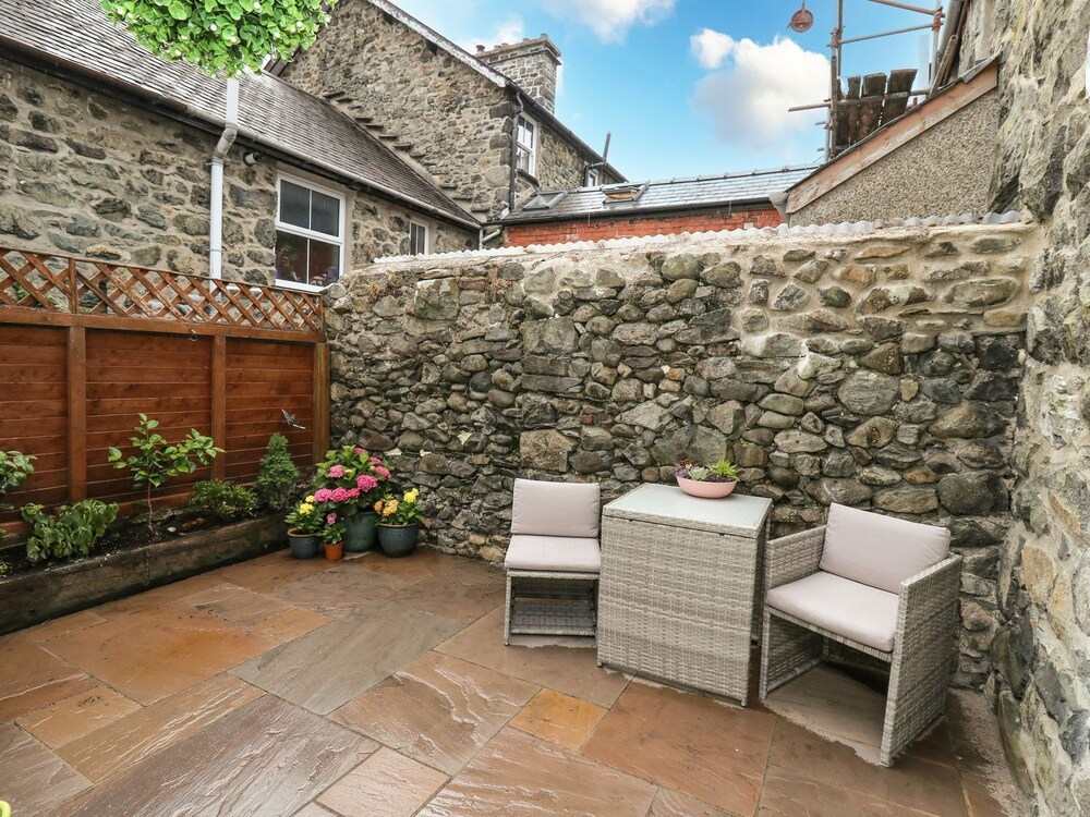 6 Upperfield Street
