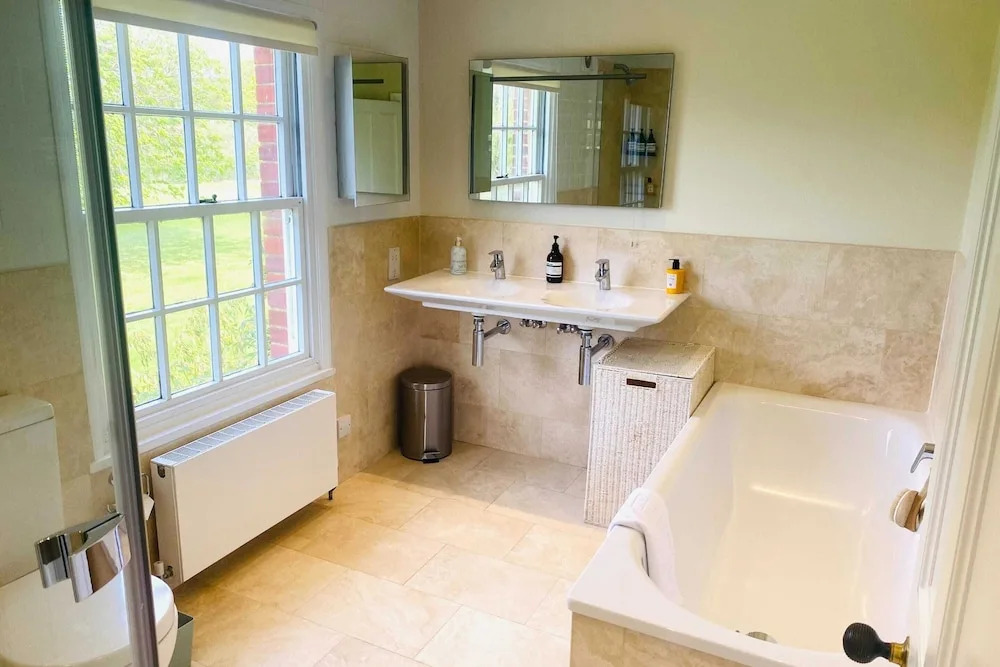 Stunning 6-bed Country House With Heated Pool