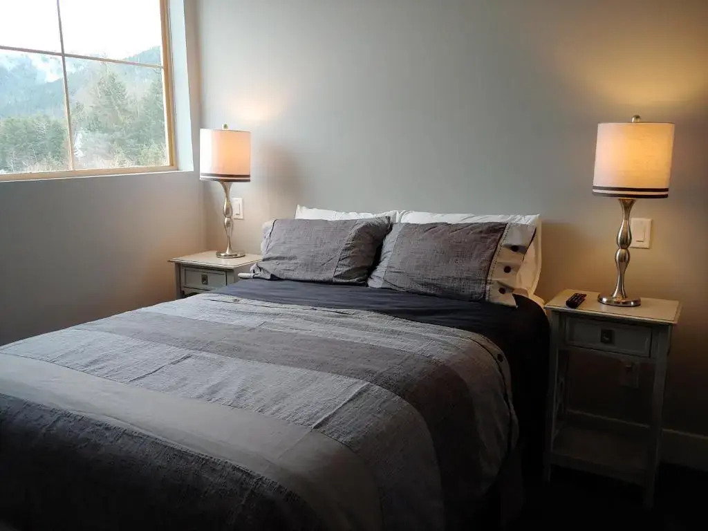 Tyndalstone Lodge 3 Bedroom in the Heart of Village North Whistler