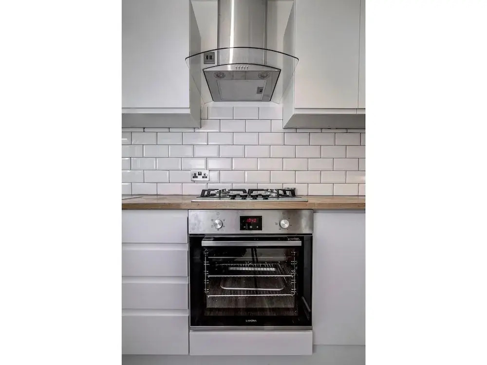 Fantastically Modern, Clean 1 Bedroom Flat for 4