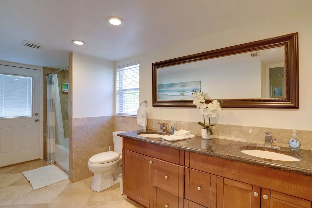 Spacious Largo Retreat: Private Pool & Yard!