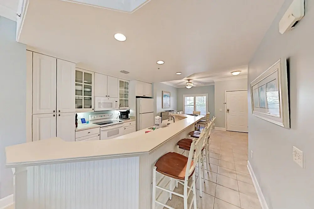 Coligny Plaza W/ Rooftop Pool, Walk To Beach 2 Bedroom Condo