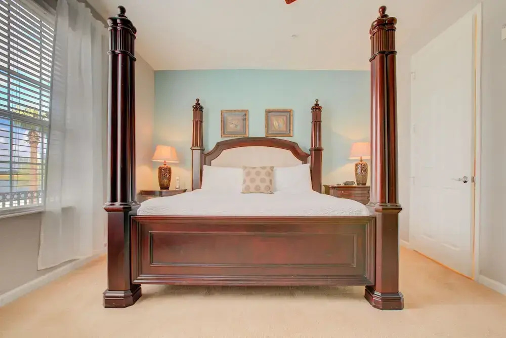 Gorgeous 1st-Floor, End Unit Condo w LAKEVIEW