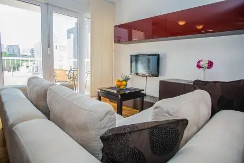 Olea, Two-Bedroom Duplex Suite near Žnjan Beach