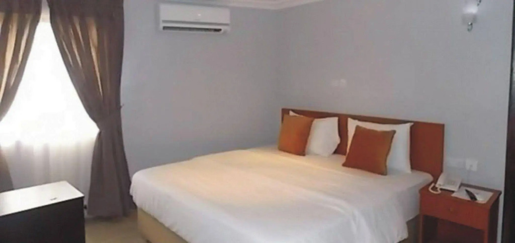 Crown Cottage Hotel