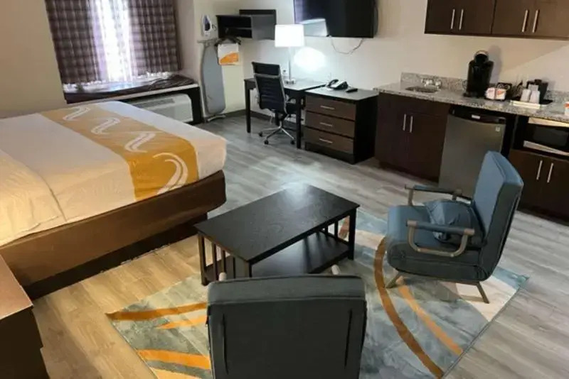 Econo Lodge Inn & Suites