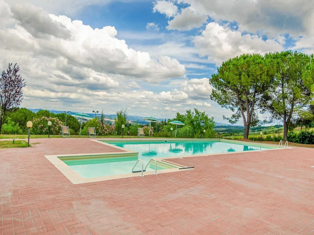Spacious Tuscany Retreat