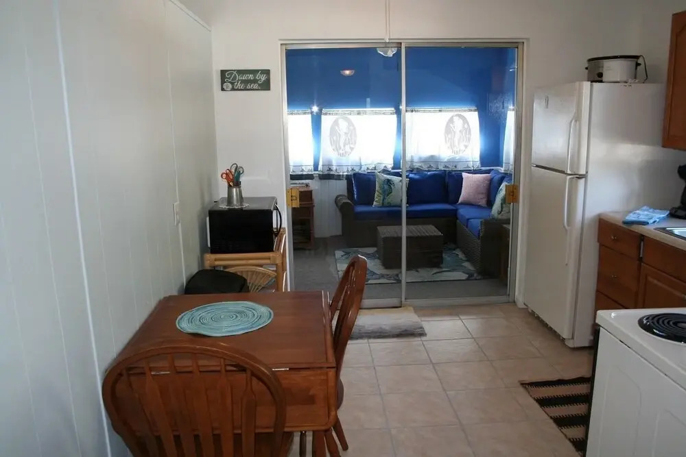 Hibiscus Hacienda - 2 BR Cozy Beach House - Short Walk to the Beach