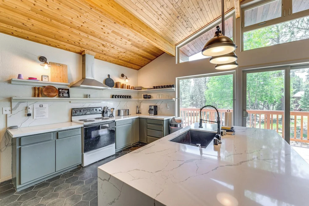 Stylish, Serene Angel Fire Cabin w/ Hot Tub!