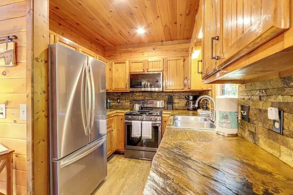 Blue Ridge Cabin w/ Hot Tub, Fire Pit, & Game Room