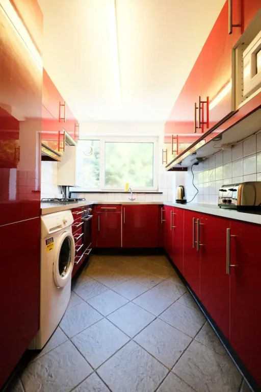Bright and Spacious 2 Bed Apartment - Sleeps 4