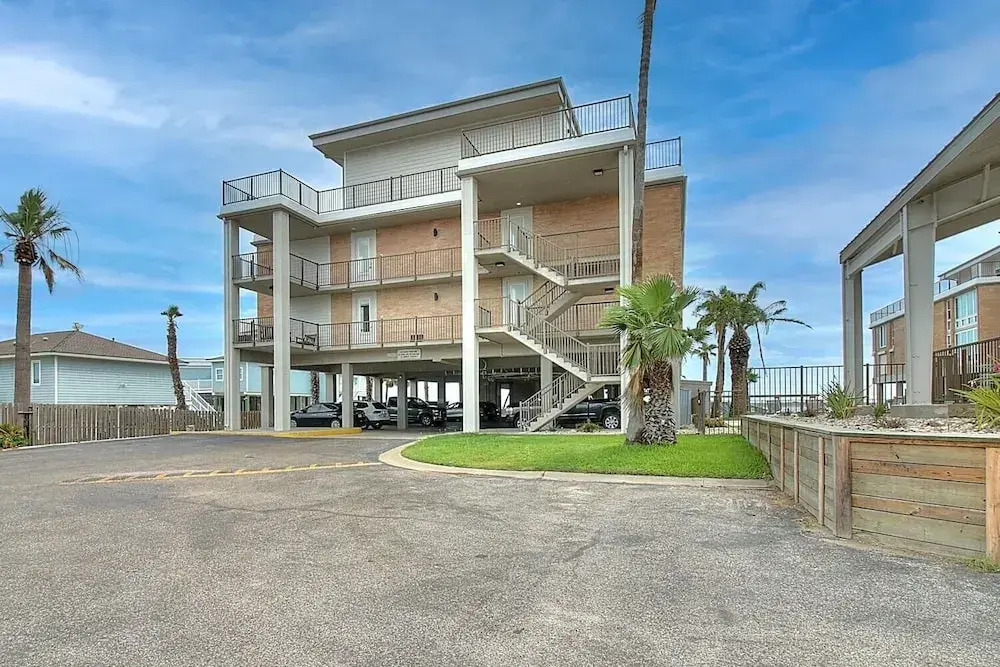 Channelview 117 1 Bedroom Condo by Redawning