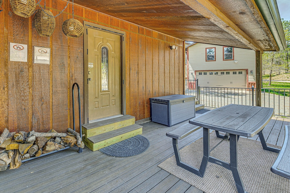 Sleepy Bear Cabin in Ruidoso: Deck & Yard Games!