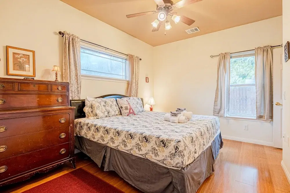 Quiet 2 Story Walkable to East Side Eateries