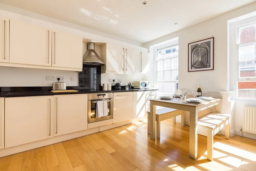 Contemporary Apartment in Central Bloomsbury