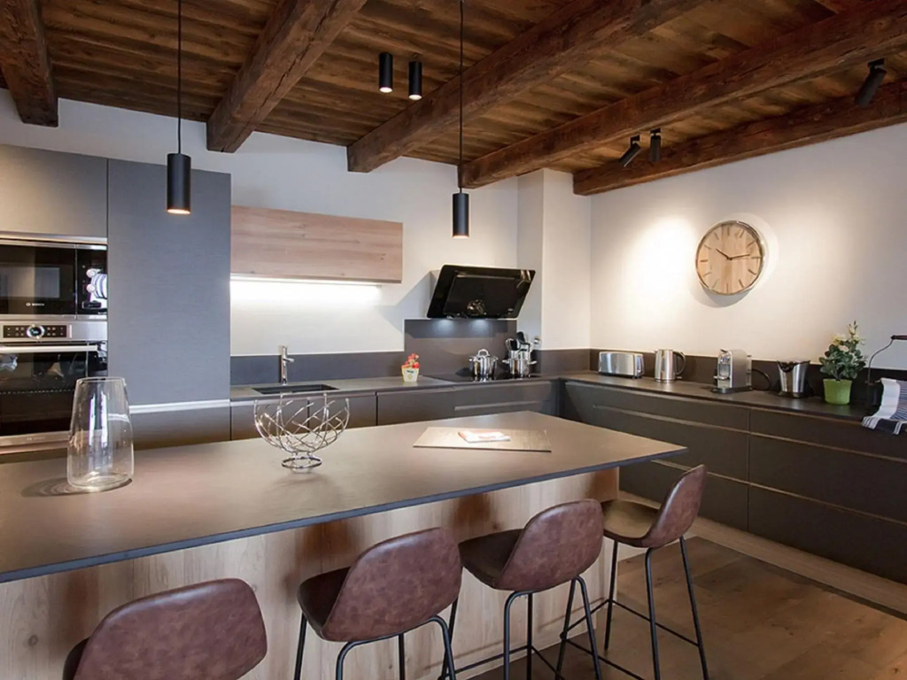 Spacious 14-person chalet with indoor pool in Les Deux Alpes