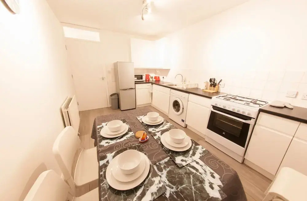 Newly Refurbished 2-br Flat for 5 in London