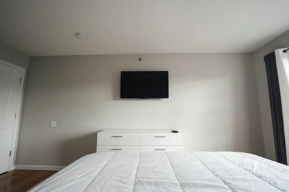 Newark Liberty Gem Brick House Apt 3