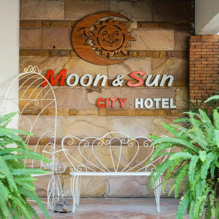 โรงแรมมูนแอนด์ซัน Moon and Sun Hotel