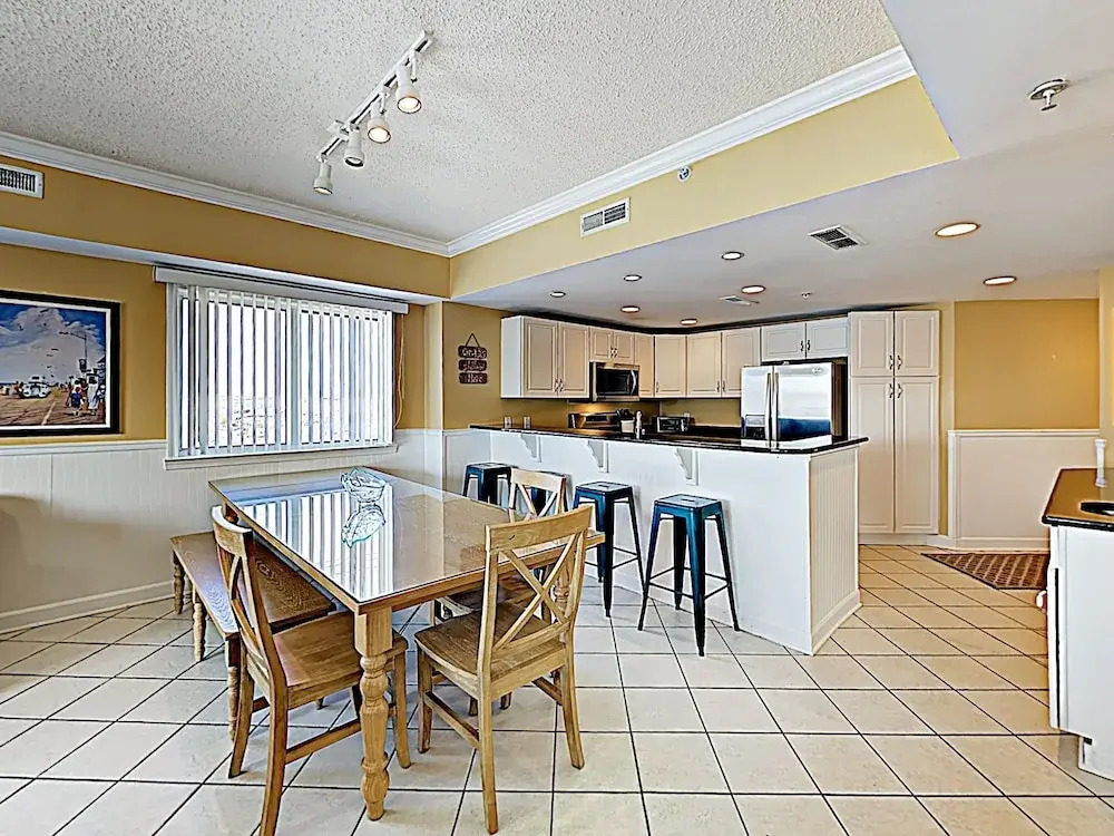 New Listing! Ocean-view W/ Rooftop Pool 4 Bedroom Condo