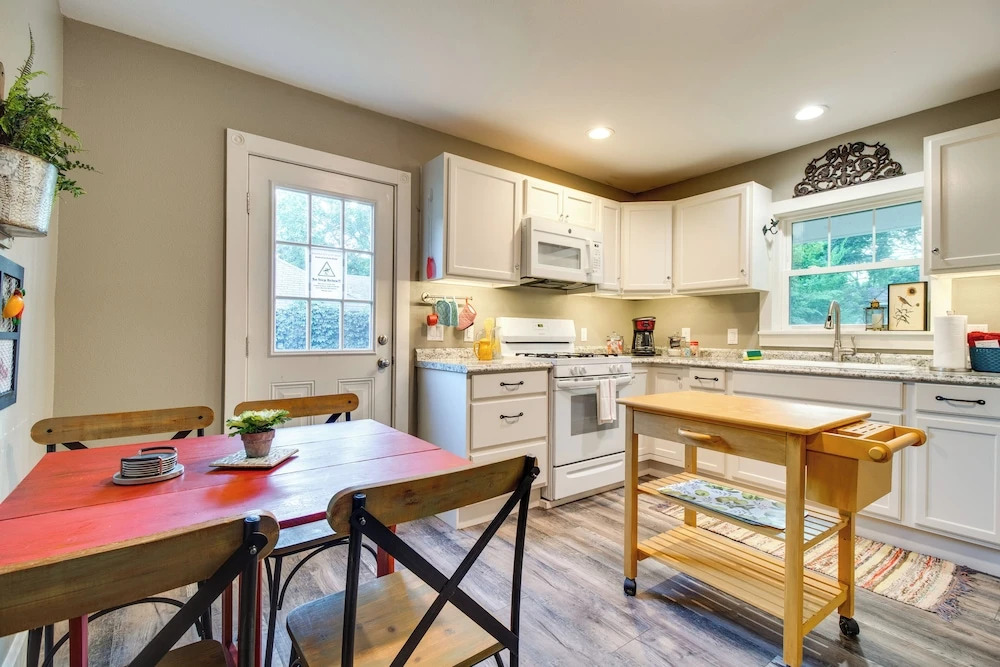 Updated Cotter Cottage: Walk to White River!