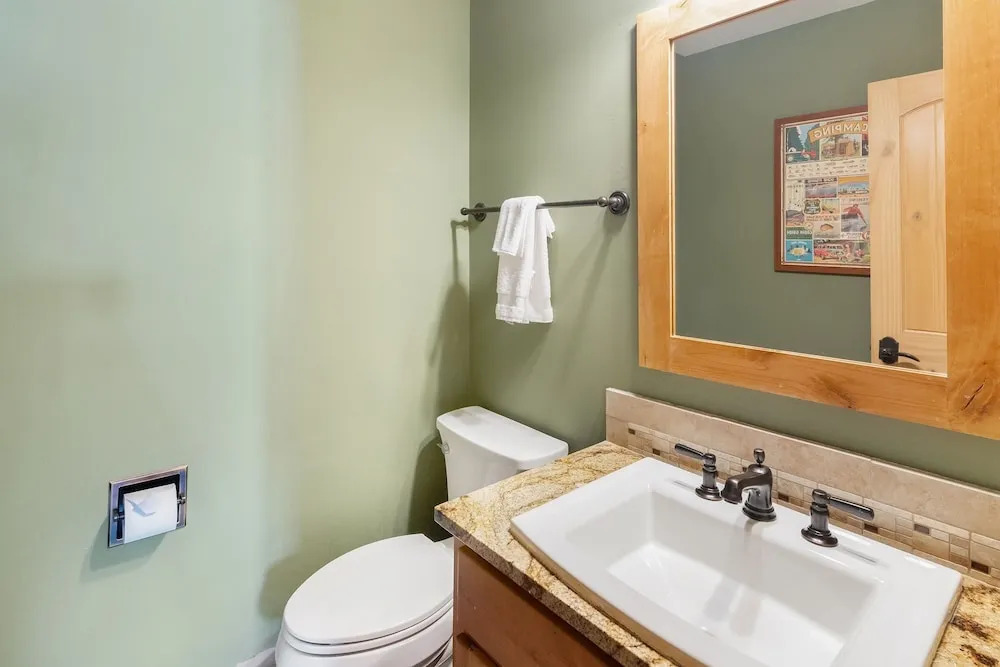 Winterset 8 pet Friendly 4 Bedroom Townhouse by RedAwning