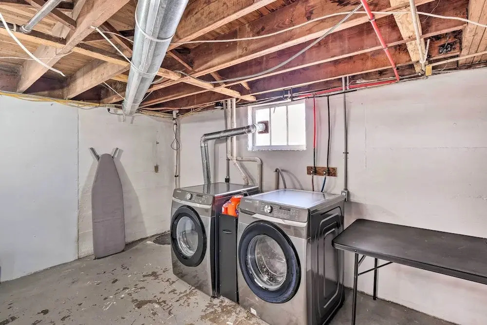 Near Churchill Downs: Pet Friendly, Fenced Yard!