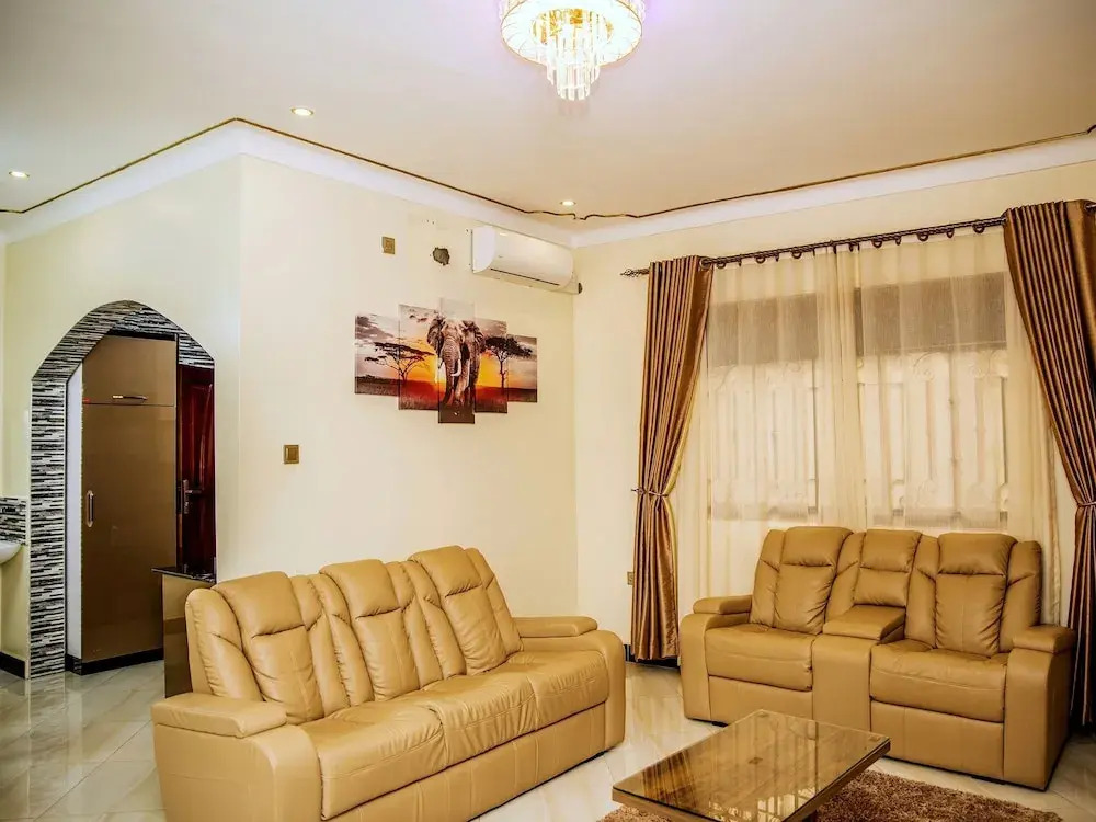 2 Bed - Sleeps 4 - Parking - 20 min to Airport