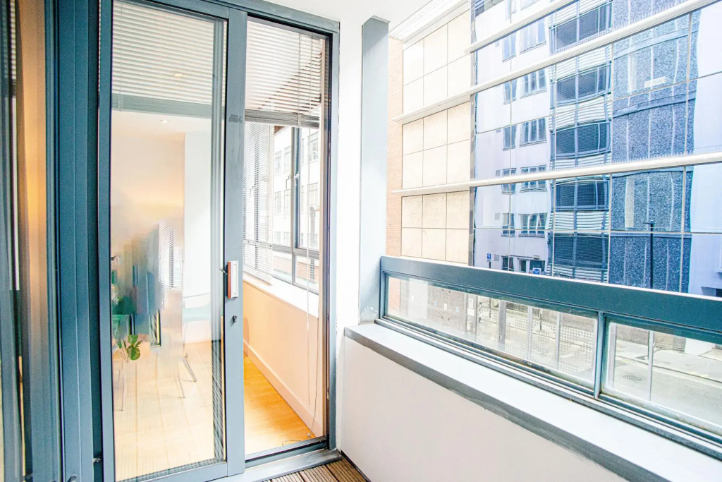 Spacious One Bed Apartment w Balcony in Farringdon