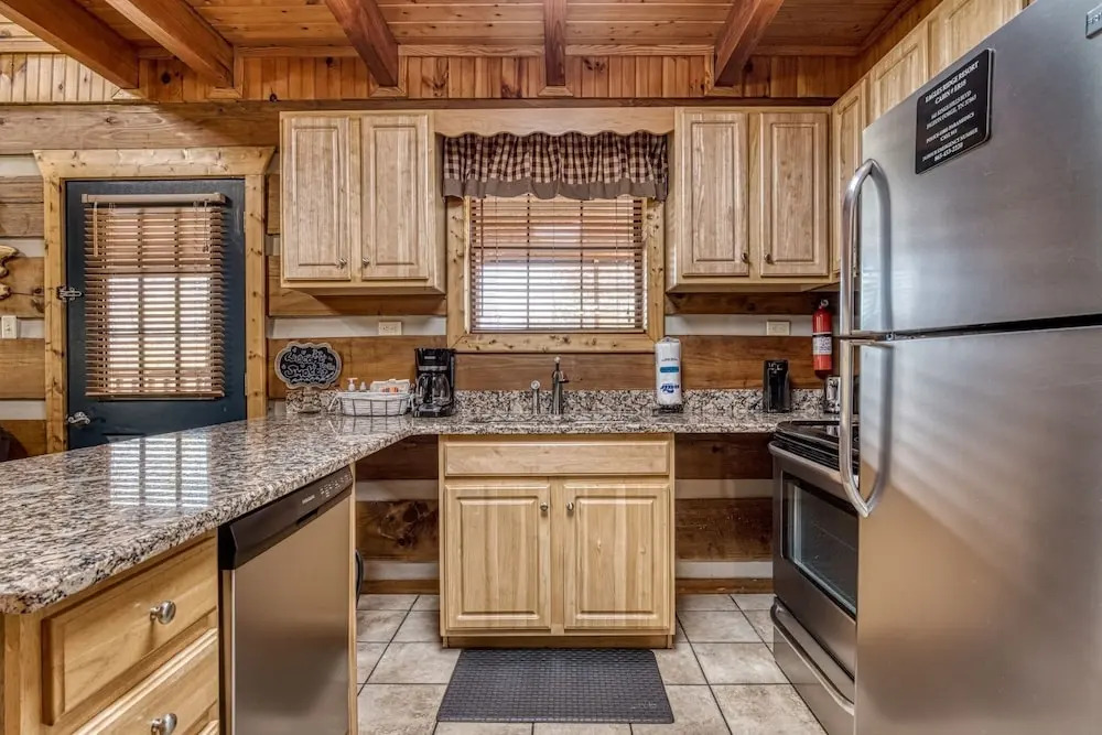 Er18 - The Lazy Bear View Great Location - Close To Town! 1 Bedroom Cabin by RedAwning